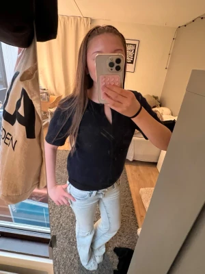 marinblå stickad kofta med knappar - säljer en marinblå stickad kofta med korta armar och knappar från gina tricot! storlek 158/164 men passar mig som bär xs/s ❤️