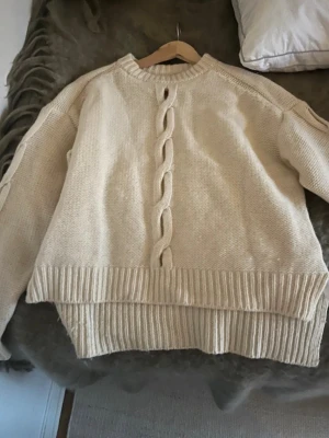 Vit Kashmir tröja Filippa K - Så fint skick, passar perfekt till vardag men också finare tillfällen. 