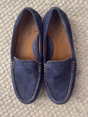 Ralph lauren loafers - Säljer mina snygga Ralph lauren loafers till dig som vill ha en par väldigt snygga sommarskor. Otroligt bra kvalité och knappt använda. Nypris på dessa ligger lite över 2000 kr