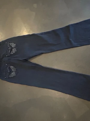 MADLADY - Svarta MADLADY jeans med fint broderi på alla fickor. Strl 40 i tall.