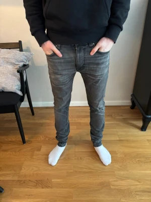 Gråa slim fit jeans från Nudie Jeans - Säljer ett par gråa slim fit jeans från Nudie Jeans. Jag säljer dom för endast 399kr! Skriv om du har några funderingar.