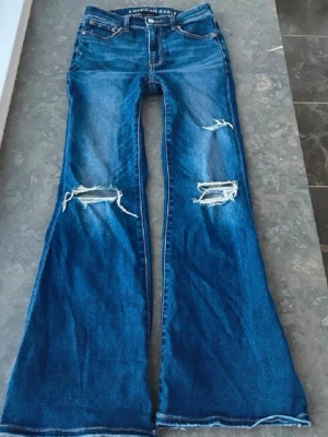 American Eagle bootcut jeans - Midjemått: 36 cm, Innerbenslängd: 73. Men Jenssen har mycket stretch så de passar fler storlekar 