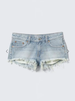 Ljusblå jeansshorts med fransig kant - Populära snygga jenas shorts ifårn weekday, endast testade!! Storlek 24