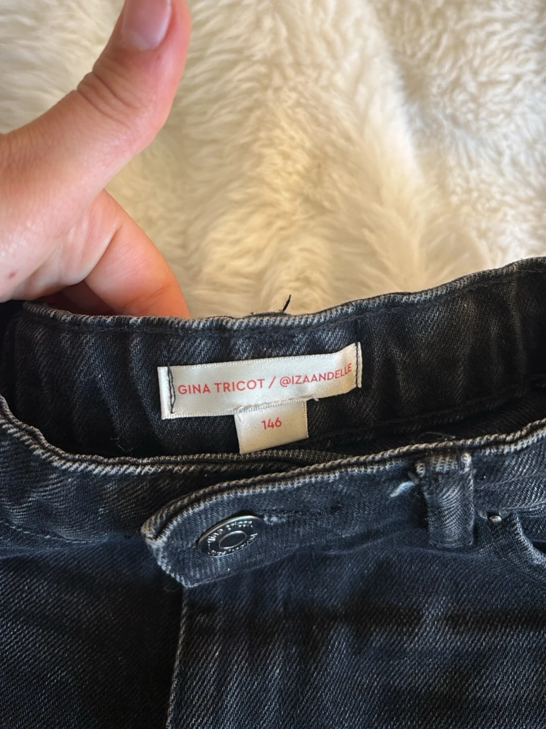 Svarta jeansshorts från Gina Tricot - 1