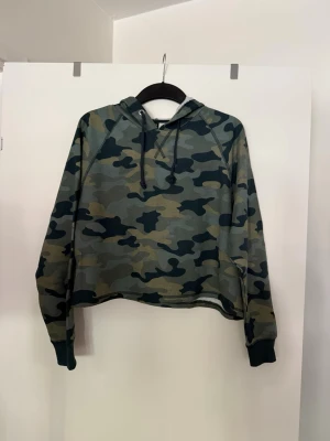Sweatshirt militär  - Storlek L, aldrig använd.  Köpt i butik så kan finnas skavanker. 