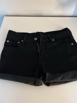 Svarta jeansshorts - Lågmidjade svarta jeansshorts, i storlek xs, köpte dom begagnat men de ser ut att vara i nyskick. okänt märke