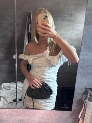 Vit offshoulder kortklänning från Zara - Snygg vit kortklänning med offshoulder och volangdetaljer. Perfekt till studenten och sommaren! Finns inte kvar på Zaras hemsida 🤍