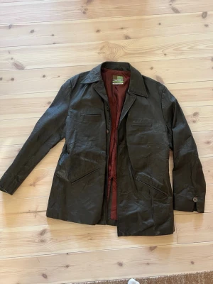 Diesel läderrock  - Hej!  Säljer en vintage Diesel läder rock, tidigt 2000-tak, praktiskt taget nyskick.  Jackan består av tjock mörk brunt läder och har en boxig rak passform, jag är 175cm och den sitter oversized på mig.  Storlek XL (True to size).   Hälsningar//  Ludvig   #y2k#00s#90s#2000s