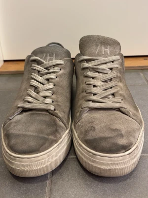 Sneakers från selected homme - Sneakers från selected homme, lite skadade av vatten i storlek 42, men fortfarande går att använda, orginal pris:     1 199kr