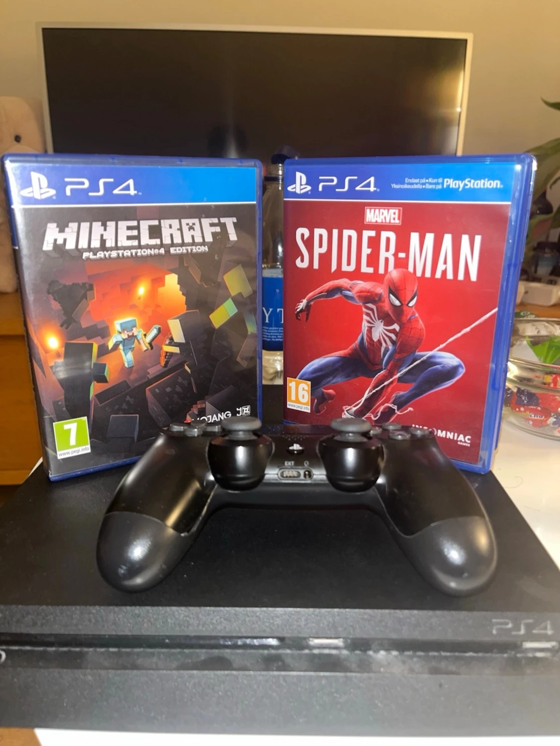 PlayStation 4 med handkontroll och spel