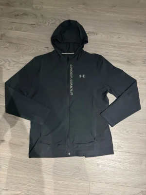 Under armour jacka - Inprincip helt ny, använt den max 5 gånger. Den är för stor för mig, Storlek L