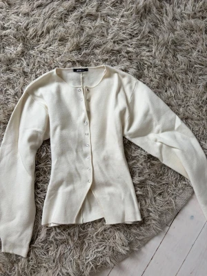 Vit kofta från Gina Tricot XS - Snygg vit stickad cardigan från Gina i storlek Xs men sitter fint på mig som brukar ha S. 