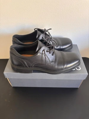 ECCO finskor stl 43 - ECCO finskor i läder stl 43. Endast använt 2-3ggr. Nypris: 1399kr