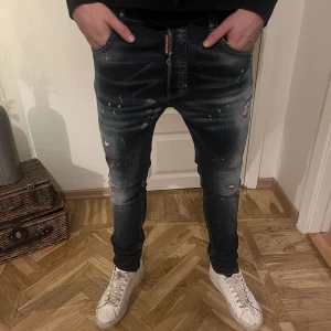 Dsquared2 Jeans stl 48 - Säljer ett par Dsquared2 jeans som ej kommer till användning. Storleken är 48 vilket motsvarar 31/32 ungefär. Pris går att diskutera!