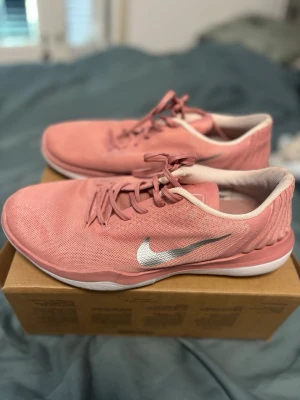 Rosa Nike sneakers med silverlogga - Snygga rosa sneakers från Nike 
