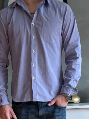 Ralph Lauren skjorta i lila och storlek S - Snygg och stilren Ralph lauren skjorta i lila och storlek S perfekt för sena sommarkvällar eller fina middagar. Skjortan är knappt använd o minimalt slitage. Priset går att diskutera och säljer väldigt fort.