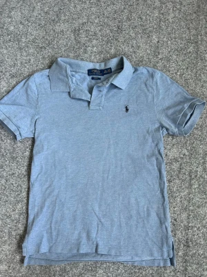 Ralph Lauren piké - Hej! Säljer en otroligt snygg pilétröja nu till sommaren från polo Ralph lauren den har ett väldigt litet hål på ryggen nere vid sömmen som knappt syns. Tveka inte på att höra av dig vid fler frågor🙌🙌