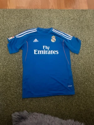 bale tröja  - Säljer en bale tröja från real Madrid srl s. Tröjan e i super skick och har inte används.