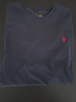 Ralph lauren tshirt - Marinblå ralph lauren tshirt, storlek S i bra skick!