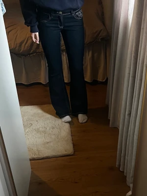 Mörkblå jeans från Gina Tricot - Mörkblåa jeans från Gina Tricot helt oanvänd! Säljer pågrund av att de inte kommit till använig. Storlek 170 men sitter bra på mig som bär storlek s-m på byxor.