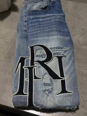 AmIri jeans - Ett par blåa amIri jeans i storlek 30