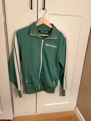 Palm Angels tracktop  - Tjena, säljer denna fina ljusgröna Palm Angels koftan. Väldigt fint skick, använd fåtal gånger, storlek S. Meddela vid frågor 
