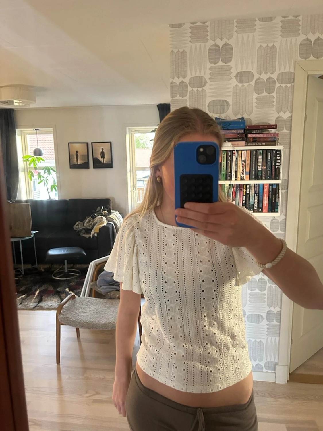 Vit blus med volangärmar - 2
