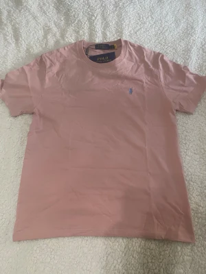 Ralph lauren T-shirt  - En rosa Ralph lauren T-shirt som är perfekt nu till sommarn.