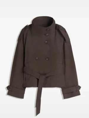 Bershka trenchcoat - Brun trenchcoat från Bershka, super fin och bekväm perfekt för det fina vår vädret. Skriv till mig så skickar jag egna bilder helt ny med prislapp