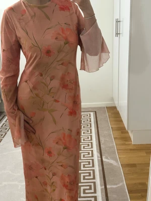Blommig klänning 💖👗 Använd en gång - Såå fin blommig klänning 🌸✨ Luftig och lätt material som faller jättefint. Inte tajt på kroppen och superbekväm att ha på sig 💕  Perfekt till sommar eller andra fina tillfällen. Använd en gång så den är fortfarande i jättebra skick 🤍