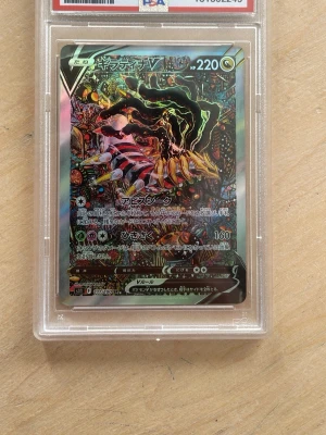 PSA-graderad Giratina V Pokémonkort - Vet ej om kortet är orginal men qr koden funkar perfekt iallafall. Säljer ett PSA-graderat Giratina V Pokémonkort med färgstark och detaljerad illustration. Kortet har holografisk yta och är innesluten i ett genomskinligt plastskydd från PSA. Perfekt för samlare som vill ha något unikt till sin samling.