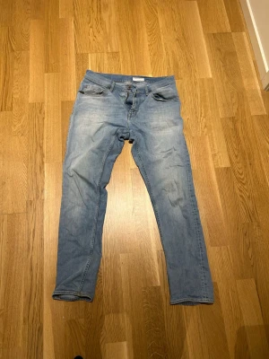 Ljusblå Tiger of Sweden jeans - Ljusblå jeans från tiger of Sweden med slim fit-passform. Perfekta för en avslappnad och trendig stil.