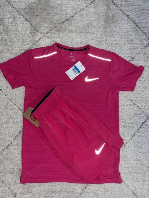 Nike träningsset rosa t-shirt & shorts - En helt ny Nike Miller set till sommaren i storlek M men också passar S. Priset går att diskutera vid snabb affär