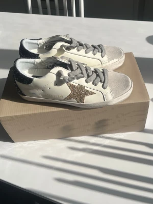 Golden Goose Guld Glittriga - Säljer ett par riktigt fräscha golden Goose som knappt är använda. Storlek 37, hör av vid minsta fråga💕🤗