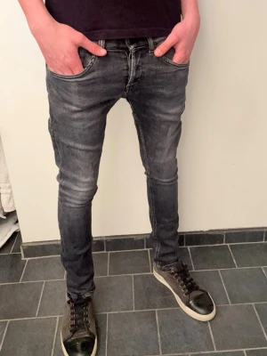 Dondup jenas  - Tjabba! Säljer nu dessa dondup jeans i storlek 29! Nypris 3299! Dom är i ett bra skick, lite små defekter men inget som förstör jeansen! Om ni har några tanker eller så är det att höra av sig!😄