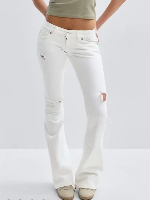 Vita bootcut jeans med slitningar från Gina tricot  - Snygga vita bootcut jeans med slitningar på låret och knät. Jeansen har klassisk femficksdesign och stängs med knapp och dragkedja. Perfekt för dig som gillar en trendig och avslappnad look.