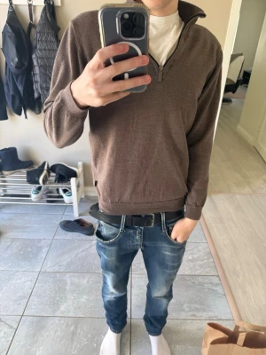 Half zip sand - Riktig snygg half zip tröja från sand copenhagen. Passar dig mellan 165-175. Nypris 2000kr