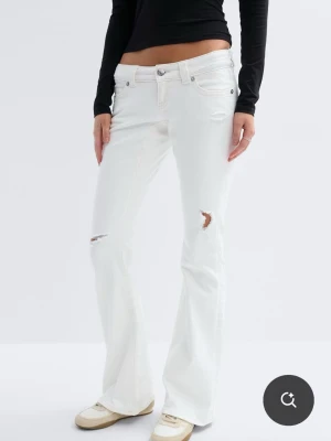 Vita bootcut jeans med slitningar! - Snygga vita jeans från Gina 14+ i storlek M tall!!💕💕🥰