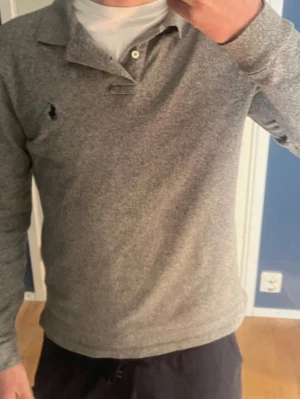 Raulph lauren tröja - Säljer den då den börjar bli för liten. Bra skick och 100% äkta, qr scanen funkar. Hör av er vid frågor. Kan gå ned i pris vid snabb affär. Tröjan passar om man är runt 168-178 skulle jag säga