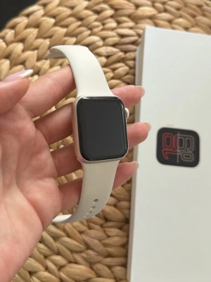 Apple Watch SE 3 40mm GPS (silver aluminium/starlight) - Säljer min Apple Watch då den inte kommer till användning längre! Använd ett fåtal gånger så den är i nyskick. Jag har både kvitto och ”lådan” för de som är intresserade. Köpt i september 2025 för 3000kr. Pris går att diskutera vid snabb affär!