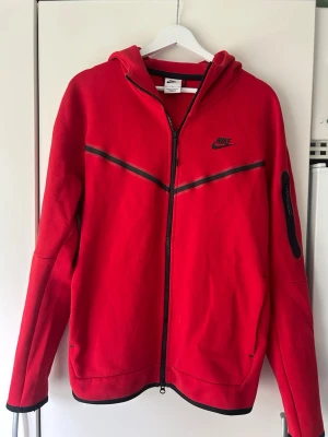 nike tech fleece - Röd nike tech fleece. Använd ett handfull gånger. Väldigt fint skick. Storlek M 
