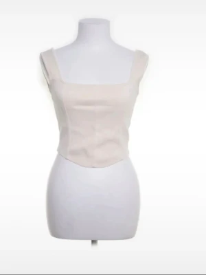 Topp - Beige/cremévit topp från Zara i storlek m utan tecken på användning.