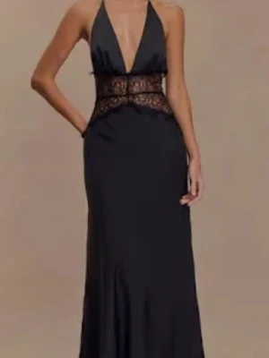 SÖKER DENNA KLÄNIGEN IFRÅN MESHKI - om det finns någon som säljer denna, så hör jötye jötye gärna av er till mej då jag verkligen vill köpa denna klänning, men tycker de är bättre att köpa secondhand för något man bara ska ha på sig 1 gång❤️❤️