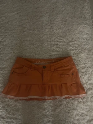 Orangerosa volangkjol - Säljer denna volangkjol som jag sytt själv 💗 Väldigt noga och bra sytt. Kommer sälja mååånga fler liknande så följ för att se mer ⭐️