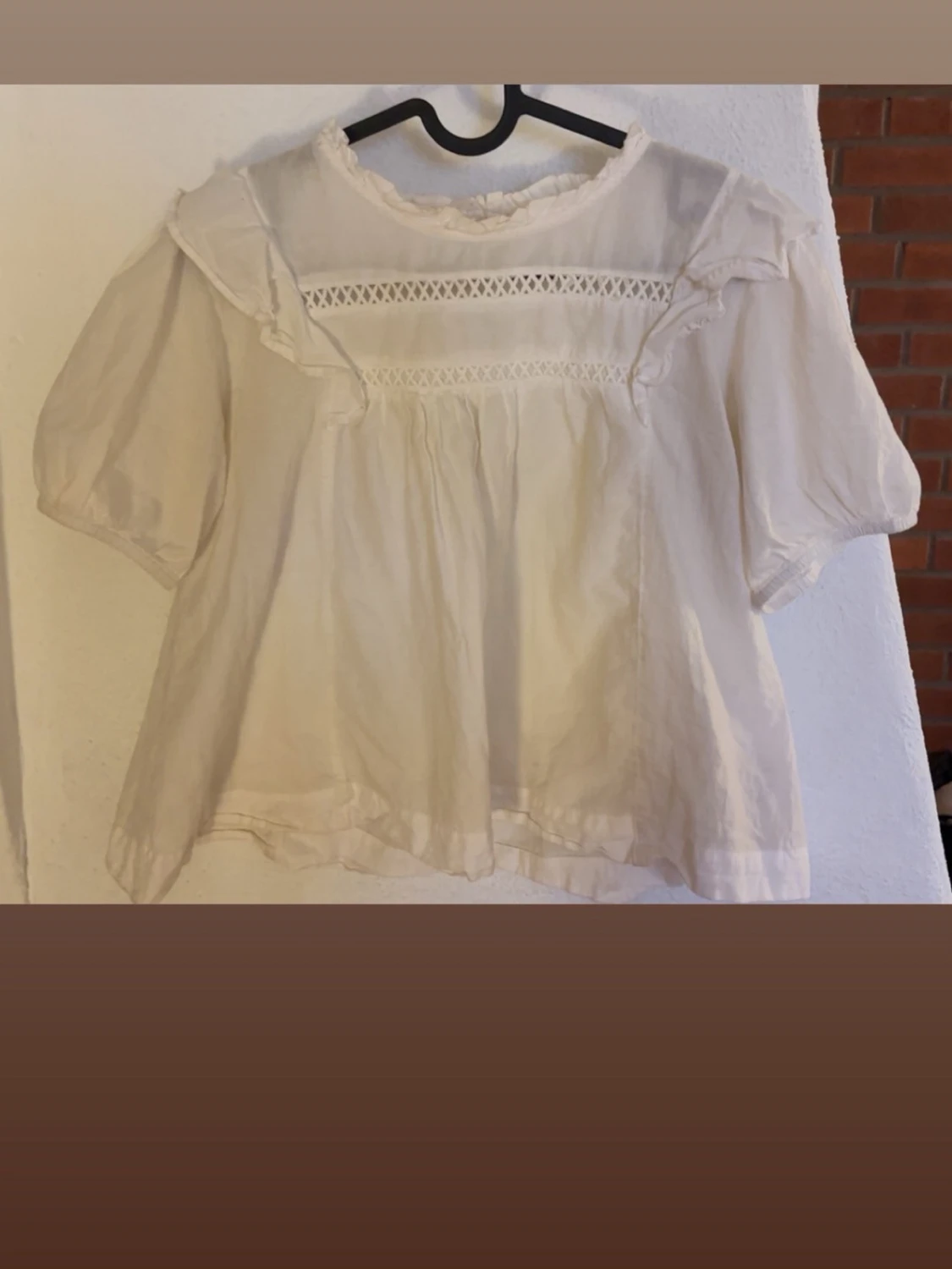 Vit blus med spetsdetaljer - 1