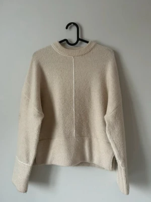 Stickad tröja ifrån Zara - Säljer denna fina stickade tröja ifrån Zara❣️tröjan är i fint skick, och i storlek S!