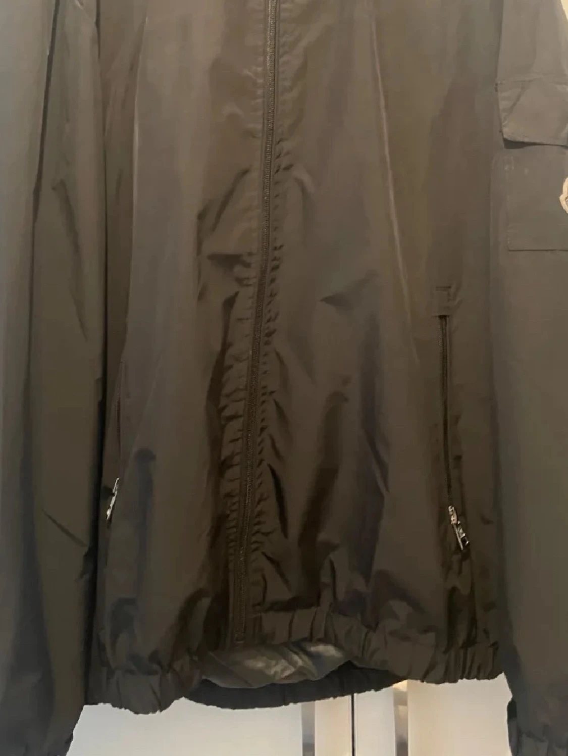 Svart vindjacka med luva