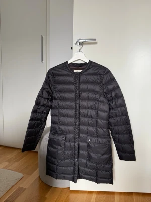 H&M svart dunjacka, storlek 36. Som ny - H&M svart dunjacka, storlek 36. Som ny  •Svart, lätt vadderad jacka från H&M.  •Använd en gång, som ny. •Jackan har en rund halsringning och stängs med tryckknappar.  Den har två fickor framtill med tryckknappar. •Köpte för 1500 kr.  •Kommer från djur&rökfritt hem 🏡 💛 Se gärna mina andra annonser samfrakt  ✨Har bundle-rabatt