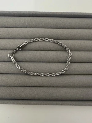 Silver armband - säljer nu detta rostfria silver armband! Hör av er vid minsta fundering!