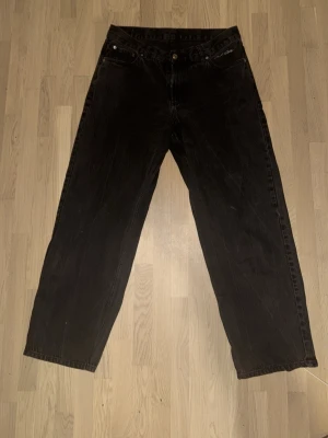 Svarta loose fit jeans - Säljer ett par svarta loose fit jeans med raka ben storlek M